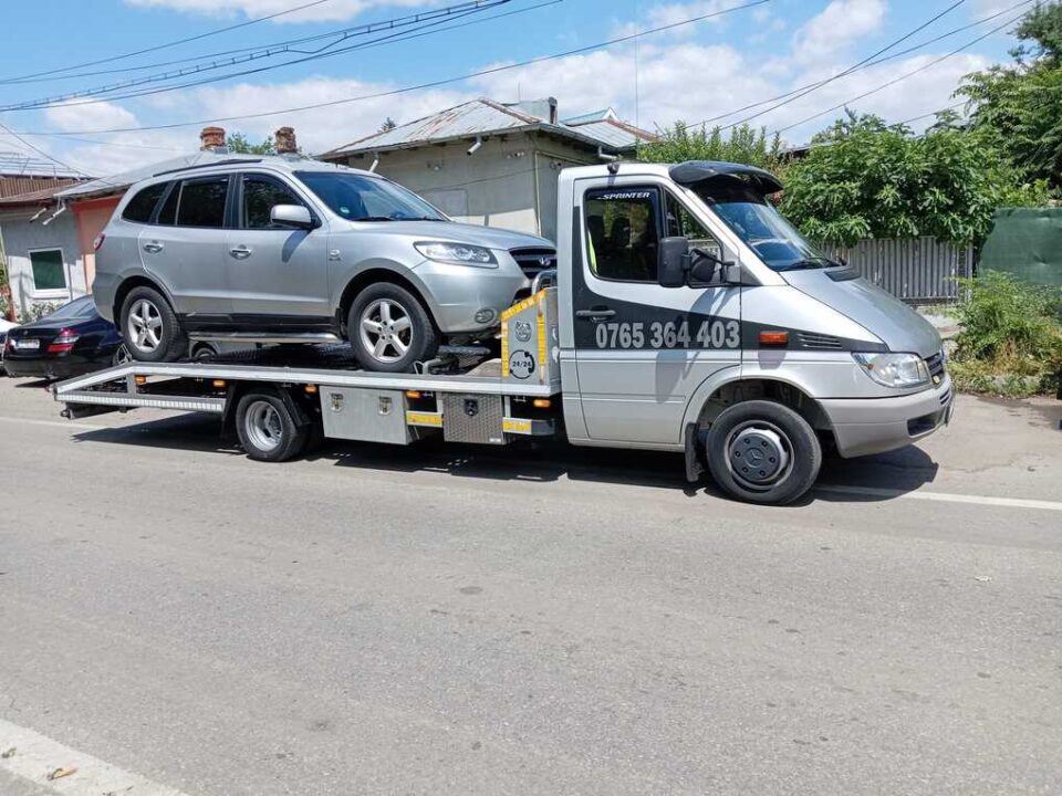 Mașină transportată pe platformă auto