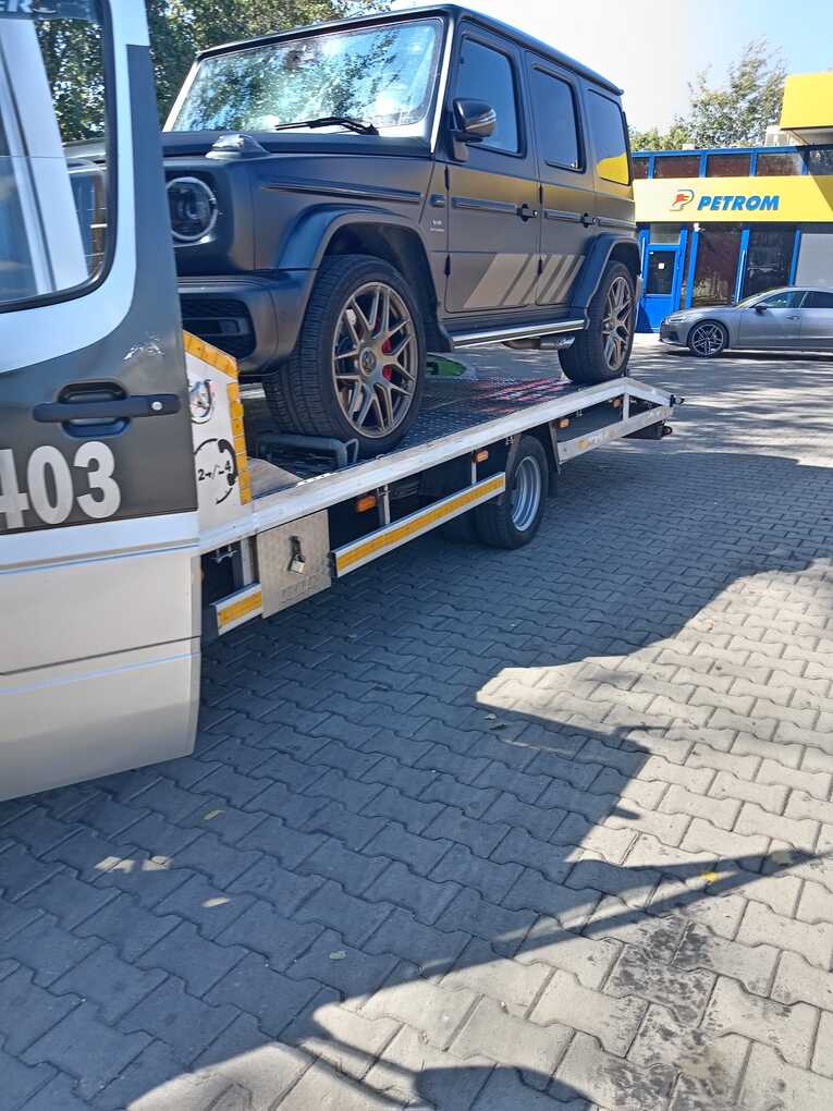 Dor Help transportă un autoturism pe platformă